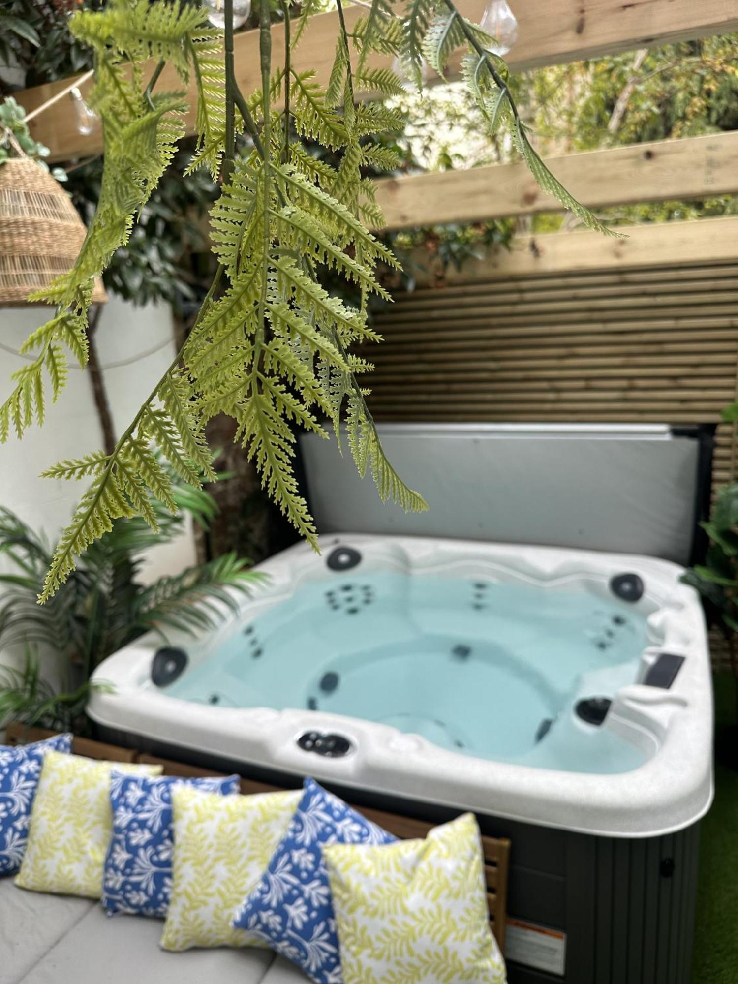 Town Centre Apartment With Hot Tub Челтнъм Екстериор снимка